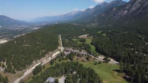una vista aérea de un castillo en las montañas en Radium Villas, en Radium Hot Springs