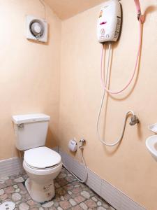 La salle de bains est pourvue d'une douche et de toilettes. dans l'établissement Ruanmai Style Resort 1, à Ban Nong Nam Khan