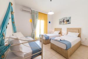 Posteľ alebo postele v izbe v ubytovaní Crystal Villa II
