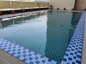 - une piscine avec des carreaux bleus dans un bâtiment dans l'établissement Diyalo Lords Plaza Birgunj, à Bīrganj