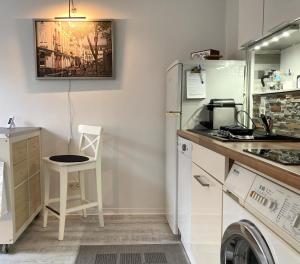 A kitchen or kitchenette at Living at Saarpartments - Business & Holiday Apartments with Netflix for Long- and Short term Stay, 3 min to St Johanner Markt and Points of Interest