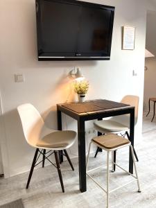 A television and/or entertainment centre at Living at Saarpartments - Business & Holiday Apartments with Netflix for Long- and Short term Stay, 3 min to St Johanner Markt and Points of Interest