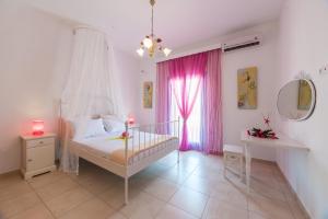 Posteľ alebo postele v izbe v ubytovaní Crystal Villa II