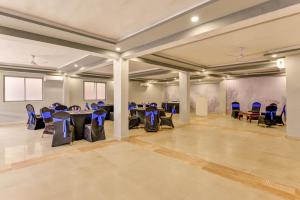 un salón de banquetes con mesas y sillas en una habitación en Mount Amara Hotel & Spa, Siliguri en Siliguri