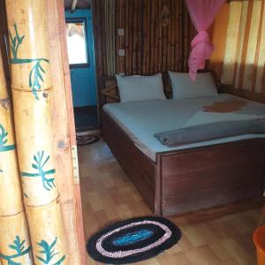 een slaapkamer met een bed in een kamer bij Scoop Cabana Kitesurfing in Kalpitiya