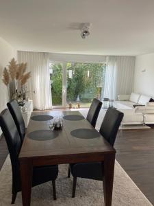 y sala de estar con mesa de comedor y sillas. en Gemütliche Villa am Waldrand in Taunusstein en Taunusstein