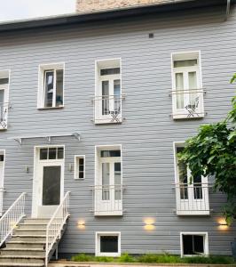 ein graues Gebäude mit weißen Balkonen und Treppen in der Unterkunft Living at Saarpartments - AdultsOnly - Business & Holiday Homes with Kitchen for Long- and Short Term stay, 3 min to St Johanner Markt and Points of Interest in Saarbrücken