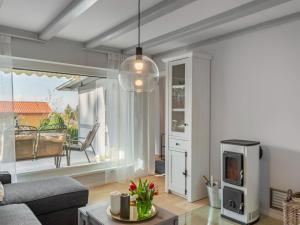 ein Wohnzimmer mit einem Sofa, einem TV und einem Fenster in der Unterkunft Holiday home on the mountain with views in Ballenstedt