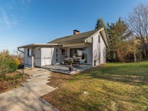 Casa blanca pequeña con patio y césped en Holiday home on the mountain with views, en Ballenstedt