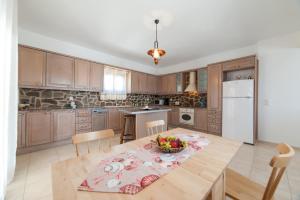 Kuchyňa alebo kuchynka v ubytovaní Crystal Villa II