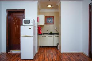 Cucina o angolo cottura di La Villa Suites Hotel