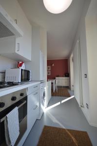 Kuchyňa alebo kuchynka v ubytovaní Varennahouse Lory Apt