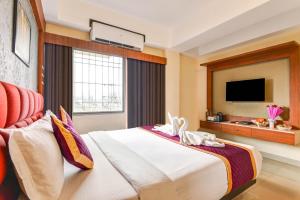 Mount Amara Hotel & Spa, Siliguri的电视和/或娱乐中心