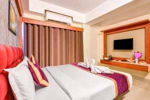 Mount Amara Hotel & Spa, Siliguri的电视和/或娱乐中心