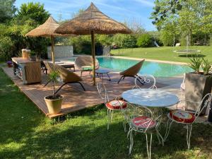 Poolen vid eller i närheten av La Bastide Aixoise avec piscine et jacuzzi privé