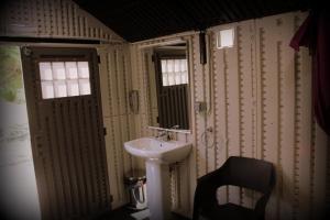 a bathroom with a sink and a mirror at Campo de Reyes in Tafalla