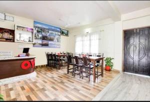 Um restaurante ou outro lugar para comer em Hotel The Lake