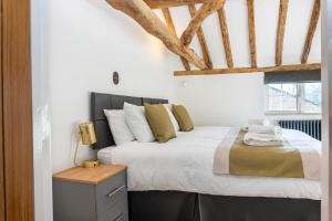 グロスターにあるStunning 4 Bedroom Cottage-Sleeps 8-Free Parkingのベッドルーム(大型ベッド1台、窓付)