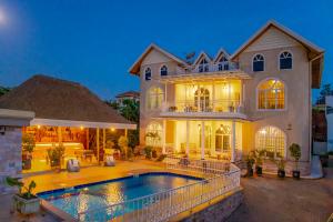 ein großes Haus mit Pool davor in der Unterkunft Villa Asimba in Kigali