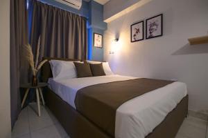 1 dormitorio con 1 cama grande en una habitación en Larissa city center appartment ολοκαίνουργιο κομψό, en Larisa