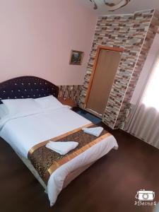 um quarto com uma cama e uma parede de tijolos em Crystal Hotel فندق كريستال em Nablus