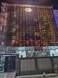 un restaurante con luces en el lateral de un edificio en Rama HS, en Agra