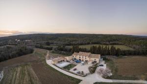 una vista aerea di una grande casa in un campo di LES GITES DU LAUZON a Montségur-sur-Lauzon