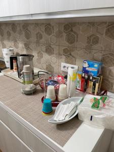 eine Küchentheke mit einem Teller und anderen Gegenständen darauf in der Unterkunft Piovella in Cagliari