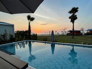 Bazén v ubytování Lom Lay Beach Front Pool Villa Chaam, Huahin nebo v jeho okolí