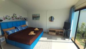 Postel nebo postele na pokoji v ubytování Lom Lay Beach Front Pool Villa Chaam, Huahin