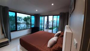 Säng eller sängar i ett rum på Lom Lay Beach Front Pool Villa Chaam, Huahin