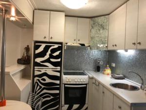 Η κουζίνα ή μικρή κουζίνα στο VILLA ELENA 5***** +27 φωτογραφίες