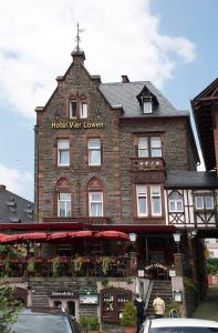 a large brick building with a hotel yard tavern at Hotel Vier Löwen in Traben-Trarbach
