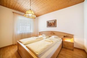 1 dormitorio con 2 camas y ventana en Residence Pichler Apartment 8 en San Leonardo in Passiria