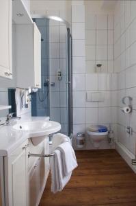 トラーベン・トラーバッハにあるHotel Vier Löwenのシャワー、洗面台、トイレ付きのバスルーム