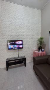 TV a/nebo společenská místnost v ubytování Maisarah Homestay Melaka, Islamic Home in Melaka
