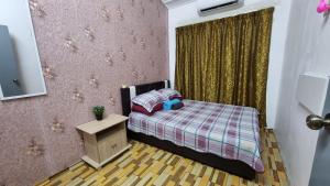 Postel nebo postele na pokoji v ubytování Maisarah Homestay Melaka, Islamic Home in Melaka