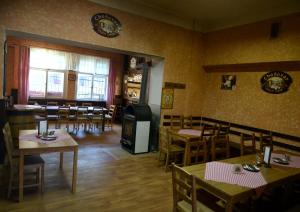 Reštaurácia alebo iné gastronomické zariadenie v ubytovaní Hospoda U Lípy