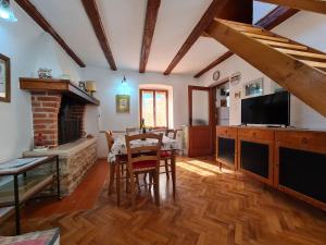 salon ze stołem i kominkiem w obiekcie House Letizia 2147 w mieście Šišan