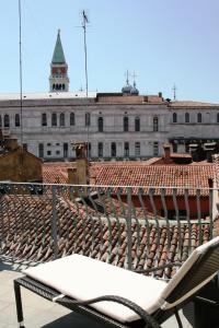 una sedia vuota sul tetto di uno stadio di baseball di Hotel Antigo Trovatore a Venezia