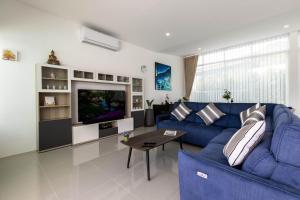 Μια τηλεόραση ή/και κέντρο ψυχαγωγίας στο Modern 4 Bedroom Private Pool Villa KH-A2