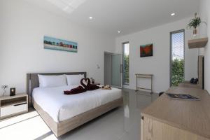 Łóżko lub łóżka w pokoju w obiekcie Modern 4 Bedroom Private Pool Villa KH-A2