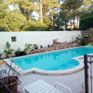 una piscina en medio de un patio en Villa Lysa, en La Garde