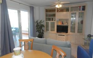 Televízia a/alebo spoločenská miestnosť v ubytovaní Apartamento Talima 6 PAX