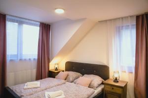 - une chambre avec un lit et 2 oreillers dans l'établissement Apartman RODINNA POHODA, à Mýto pod Ďumbierom