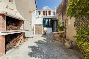 un pequeño callejón con una mesa y un edificio en Casa Campidanese, en Mògoro