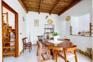 comedor con mesa de madera y sillas en Casa Campidanese, en Mògoro