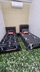 Postel nebo postele na pokoji v ubytování Maisarah Homestay Melaka, Islamic Home in Melaka