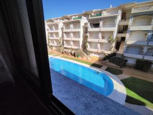 widok na basen z okna w obiekcie Primera línea Playa Cargador - Playamar 1122 - ALBERT VILLAS w mieście Alcossebre