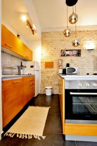 Η κουζίνα ή μικρή κουζίνα στο VACATION APARTMENT IN TLV NEXT TO HILTON BEACH WITH BALCONY